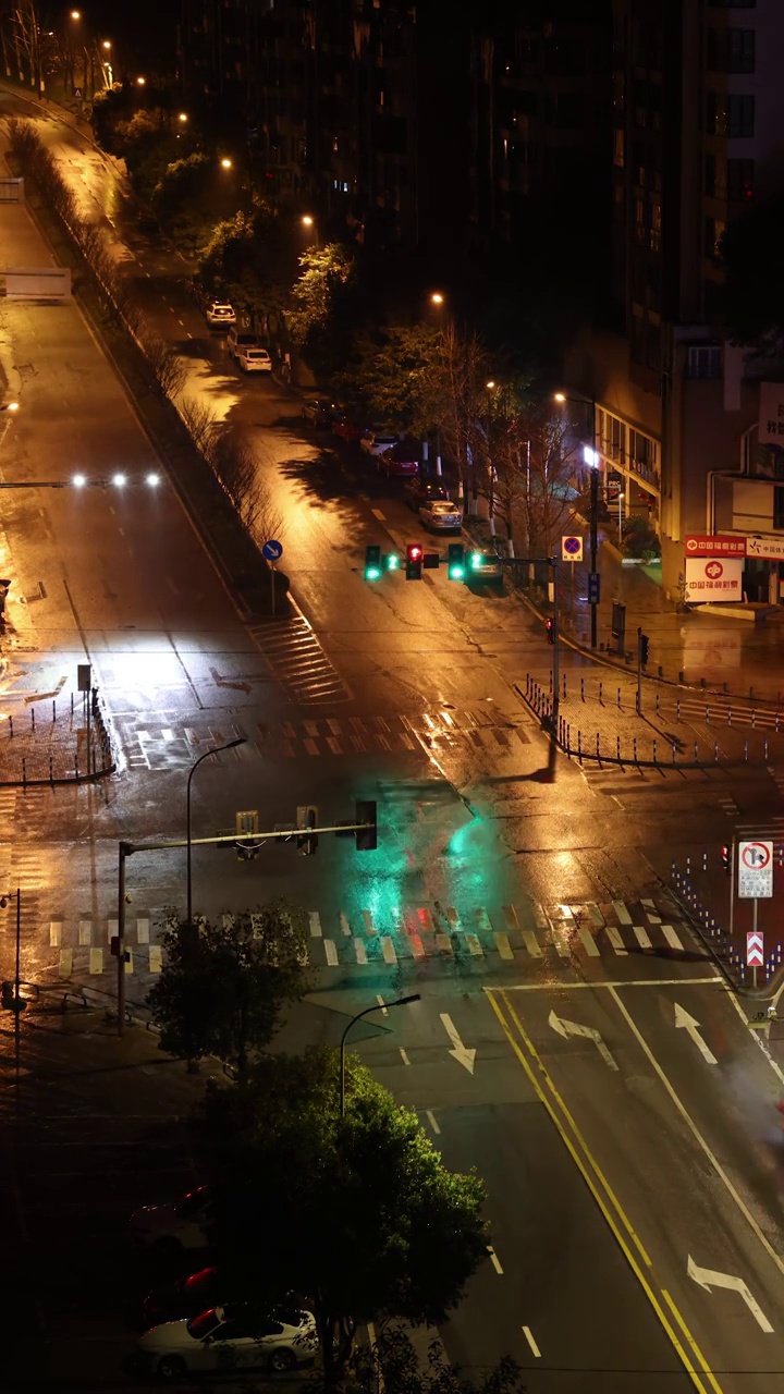 延时城市风光：雨天夜景灯光下的重庆南岸区丁香路与桂雨路交叉十字路口（竖版）视频素材