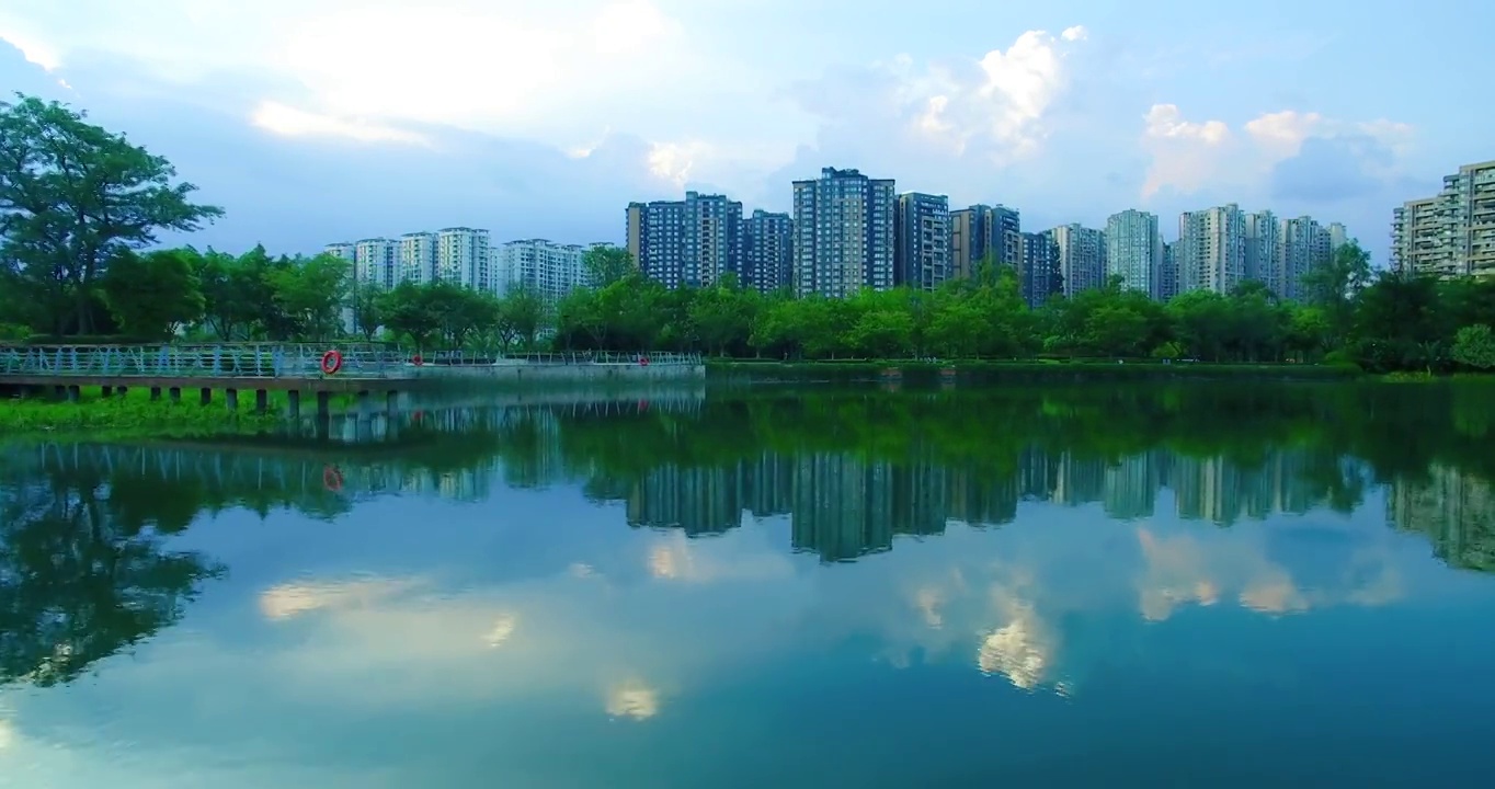 美丽成都的航拍镜头，公园城市高楼在湖边倒影天空云彩视频素材