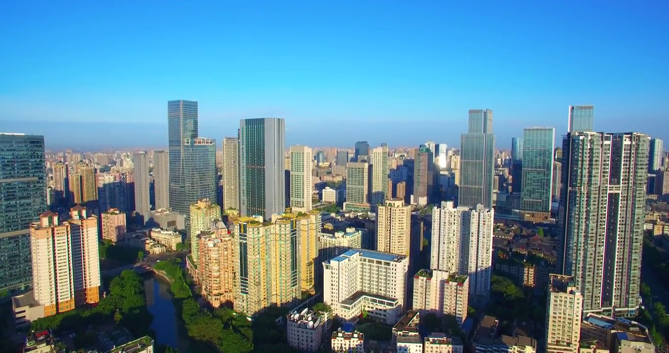 美丽城市中国成都 蓝天下高楼林立视频素材
