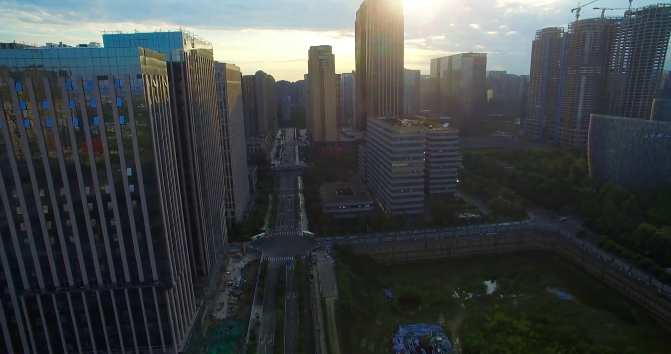 美丽大都市成都高新区的日落航拍视频素材