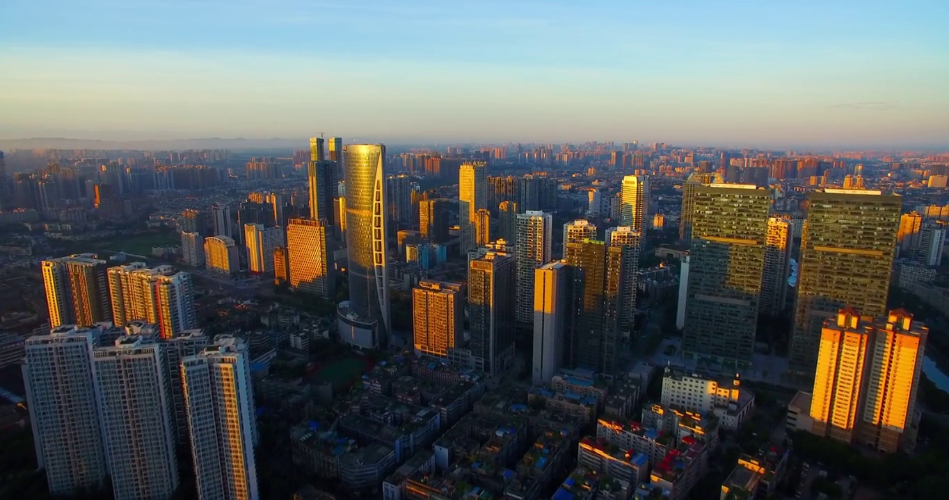 早晨的金色阳光照在成都金融区高楼上视频素材
