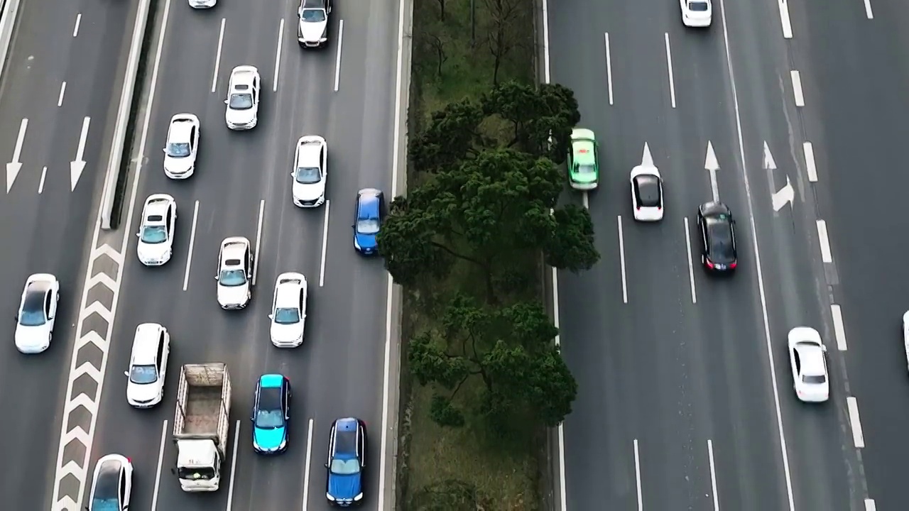大量汽车行驶在成都市区道路的航拍视频视频素材