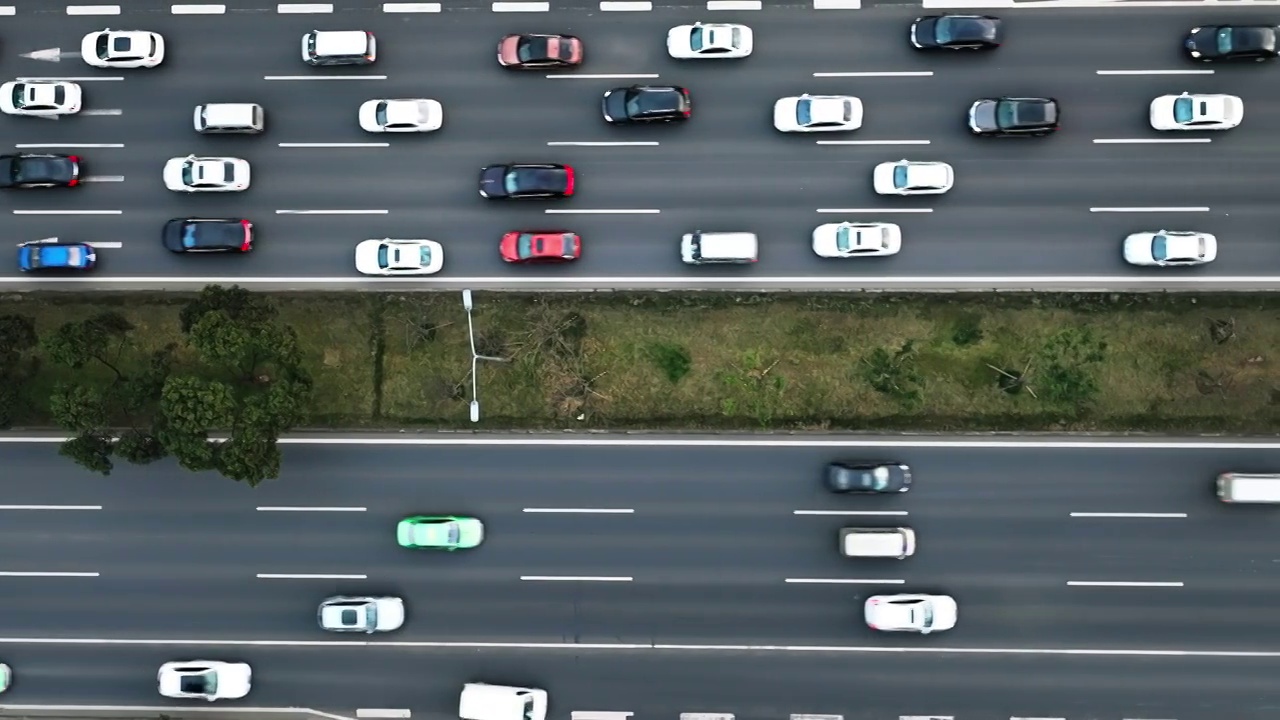 大量汽车行驶在成都市区道路的航拍视频视频素材