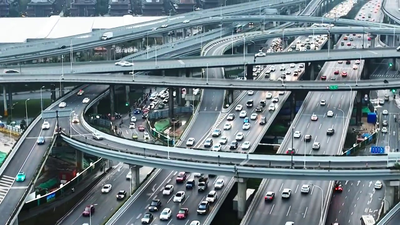 繁忙交通的航拍视频 城市道路上密集行驶的汽车视频素材