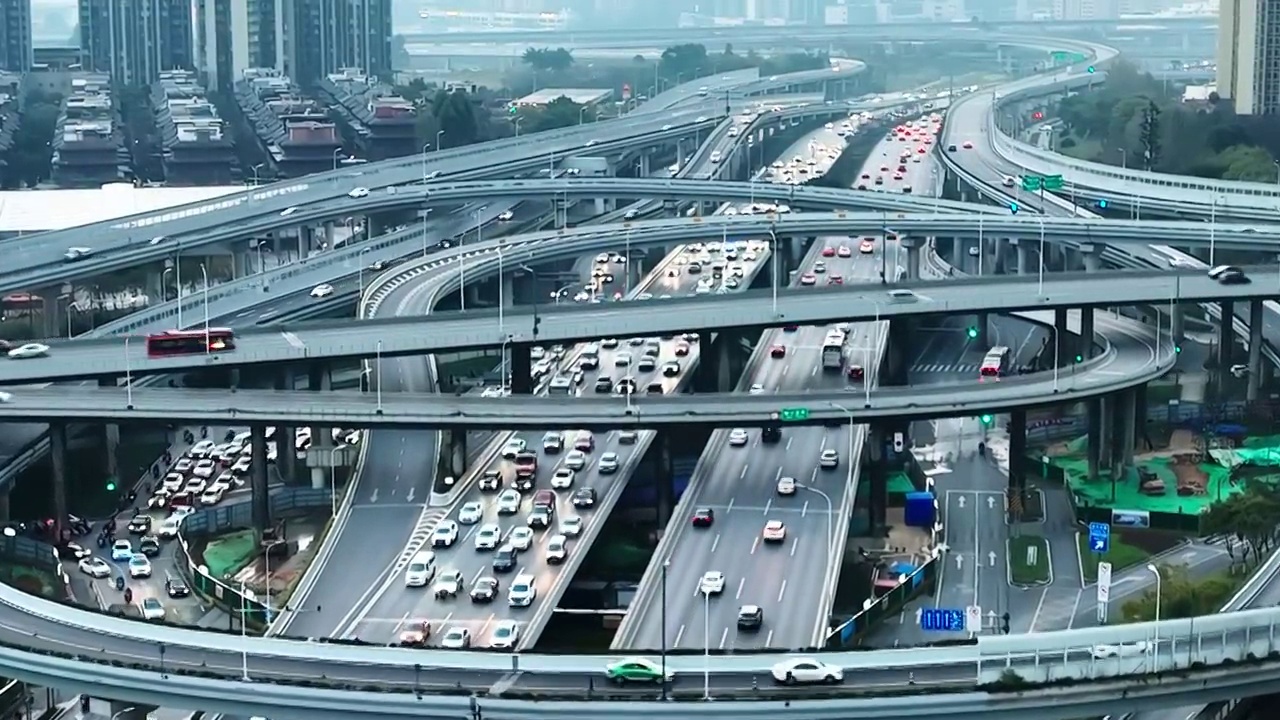 繁忙交通 汽车川流不息行驶在成都三环路高架桥上视频素材
