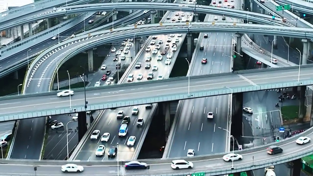 繁忙交通 汽车川流不息行驶在成都三环路高架桥上视频素材