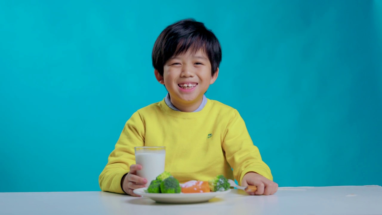 吃蔬菜的快乐小男孩视频下载