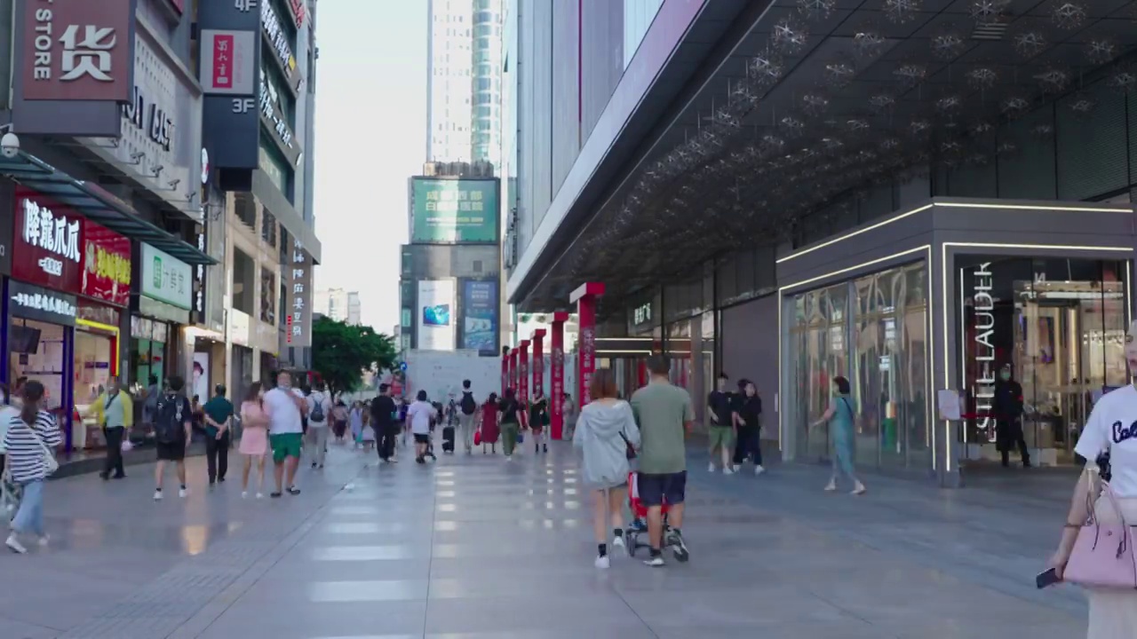 成都春熙路步行街人们戴口罩逛街购物的延时视频视频素材