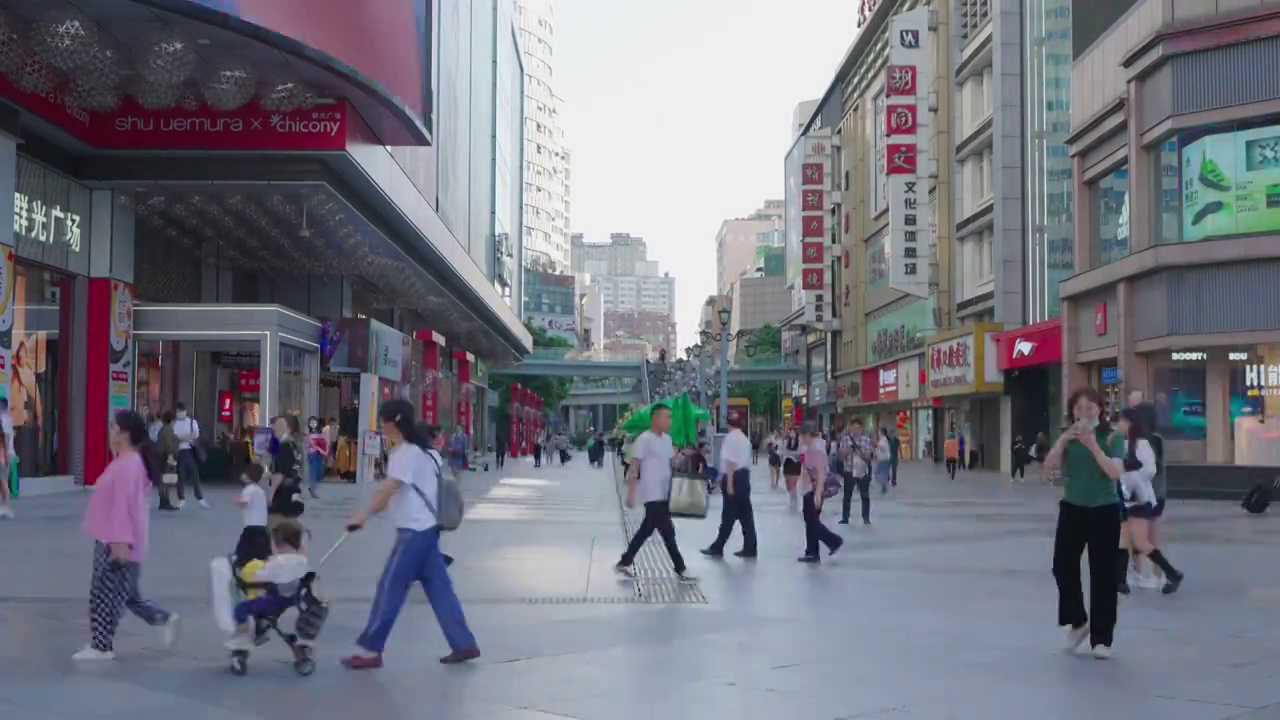 成都春熙路步行街人们戴口罩逛街购物的延时视频视频素材