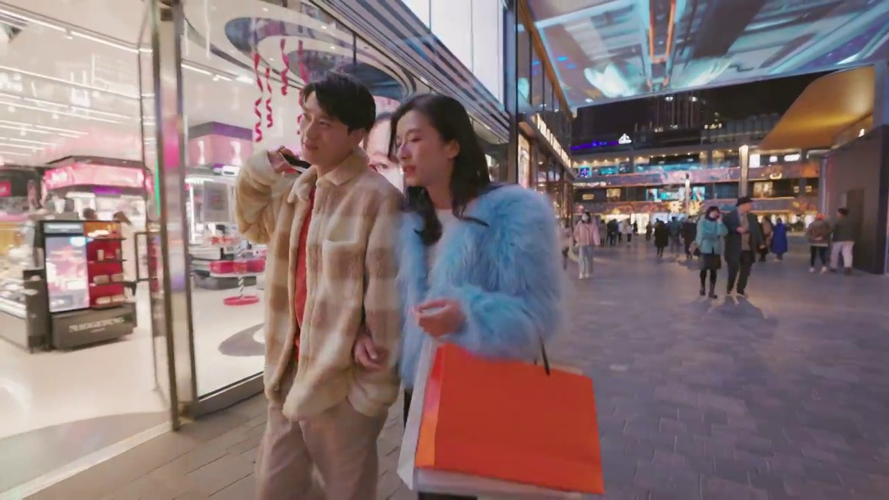 快乐的青年伴侣逛街视频素材
