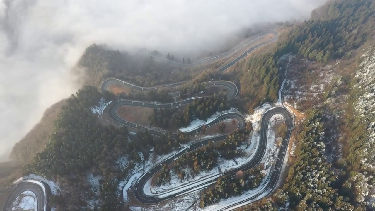 湖北恩施：云中的建巫公路视频素材