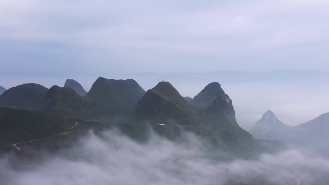 春天清晨桂林群山间的云雾缭绕视频下载