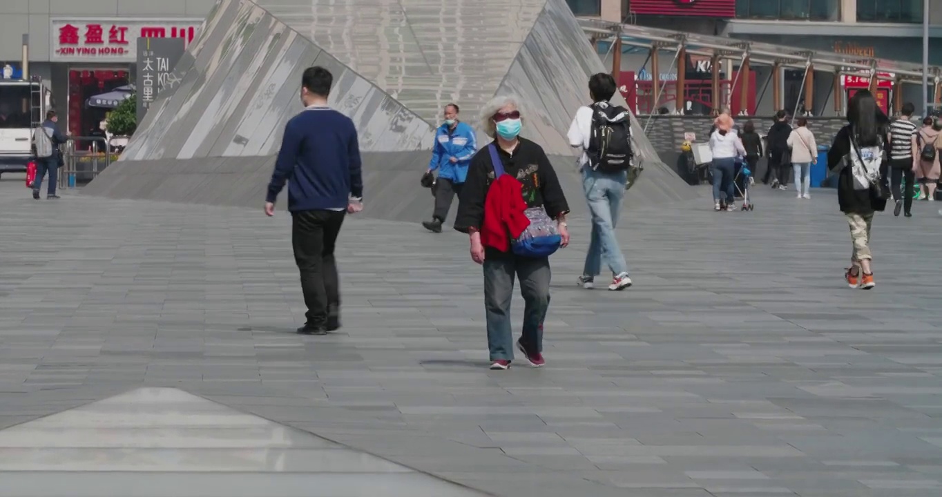 成都街头戴口罩的行人视频素材