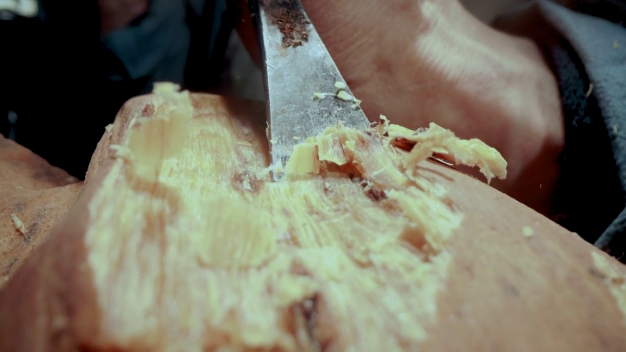 木匠在木头上雕刻视频素材