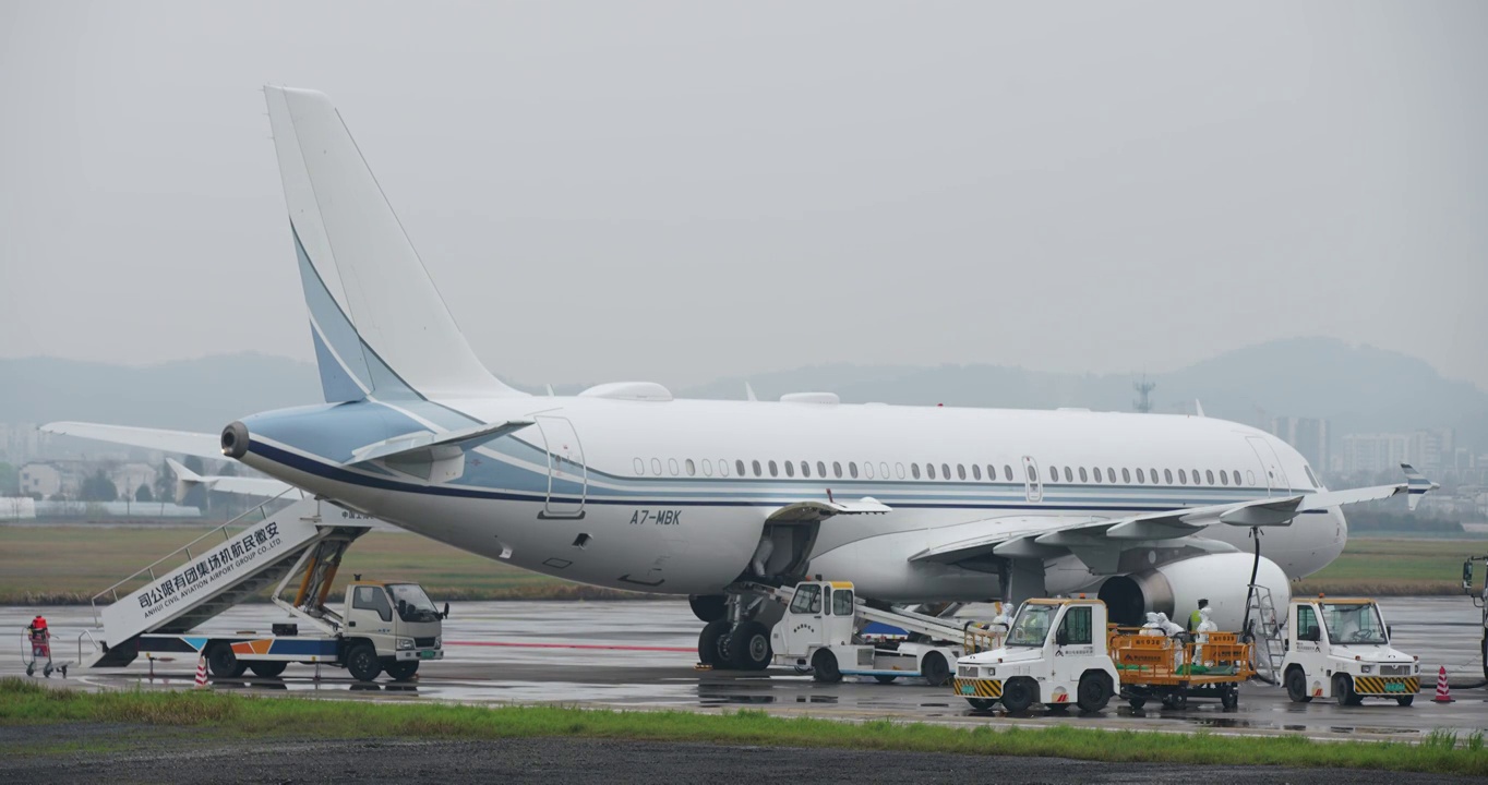 卡塔尔A320机组在屯溪国际机场整备视频下载