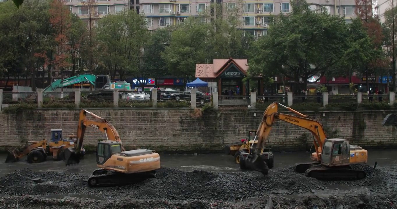挖掘机在成都河道清理淤泥视频素材
