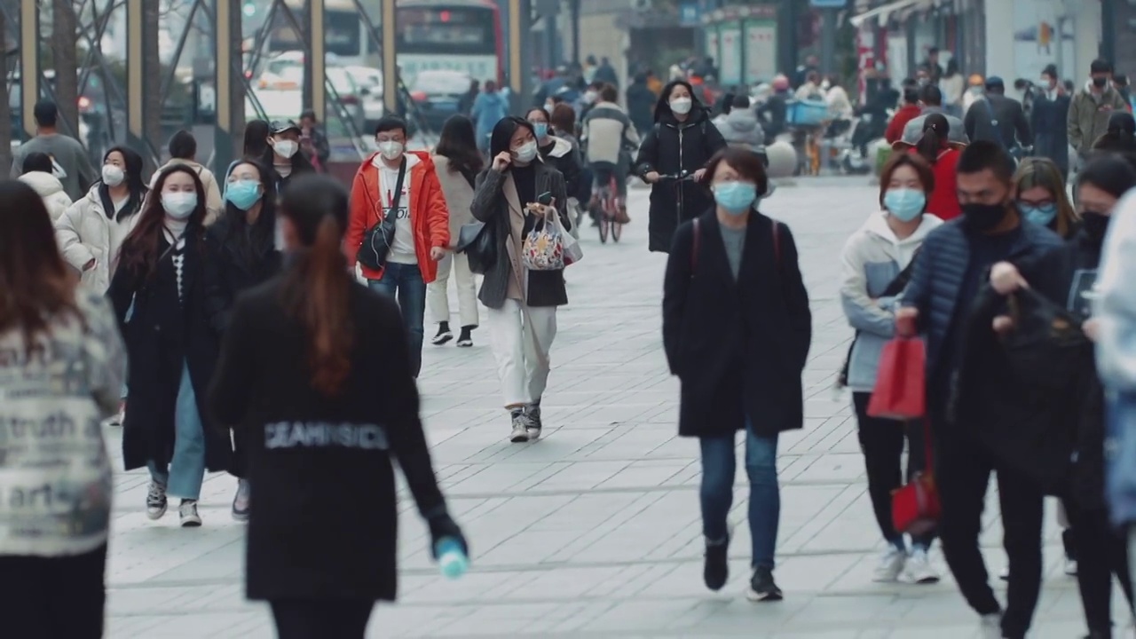 疫情期间的春熙路逛街的人群戴口罩视频素材