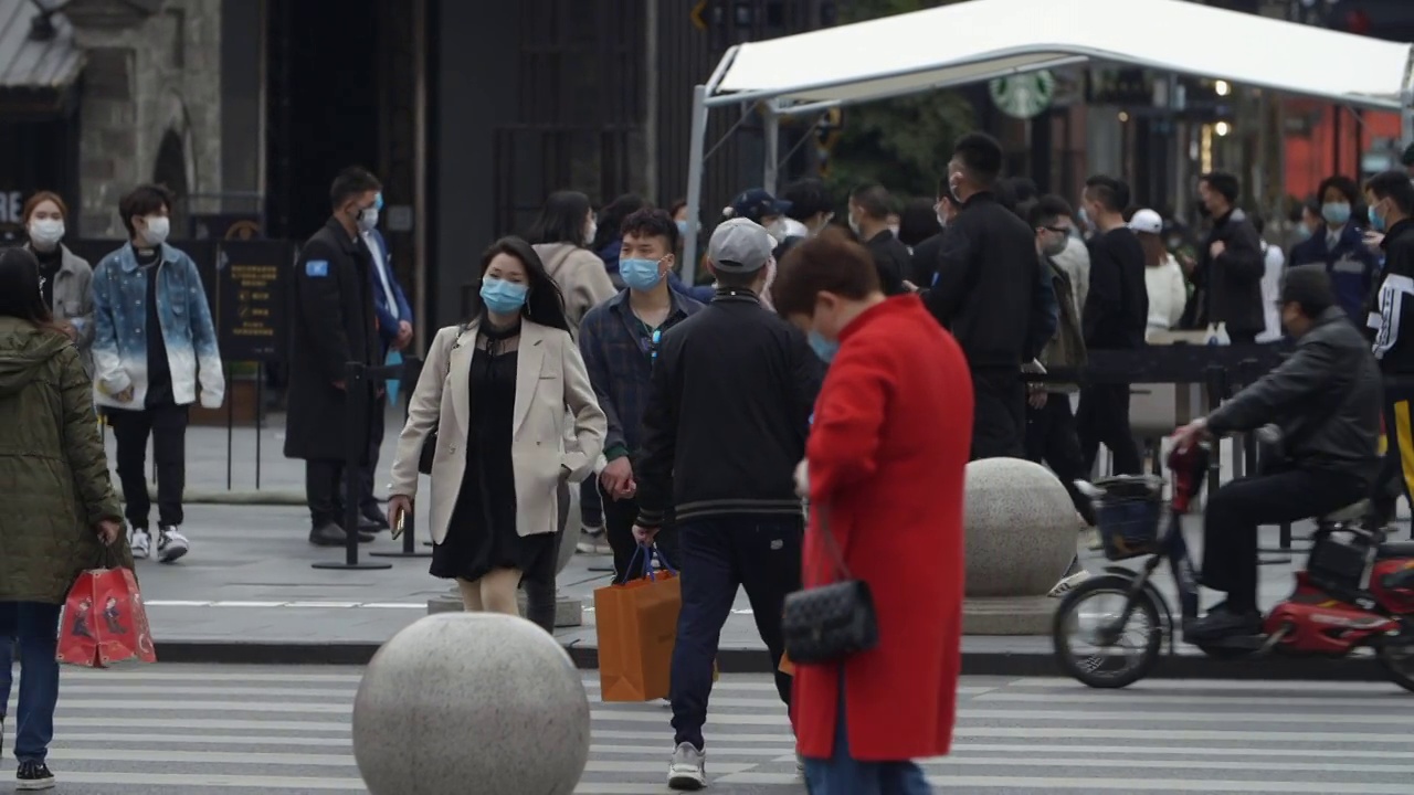 疫情期间成都街头戴口罩的人群过马路的慢镜头视频购买