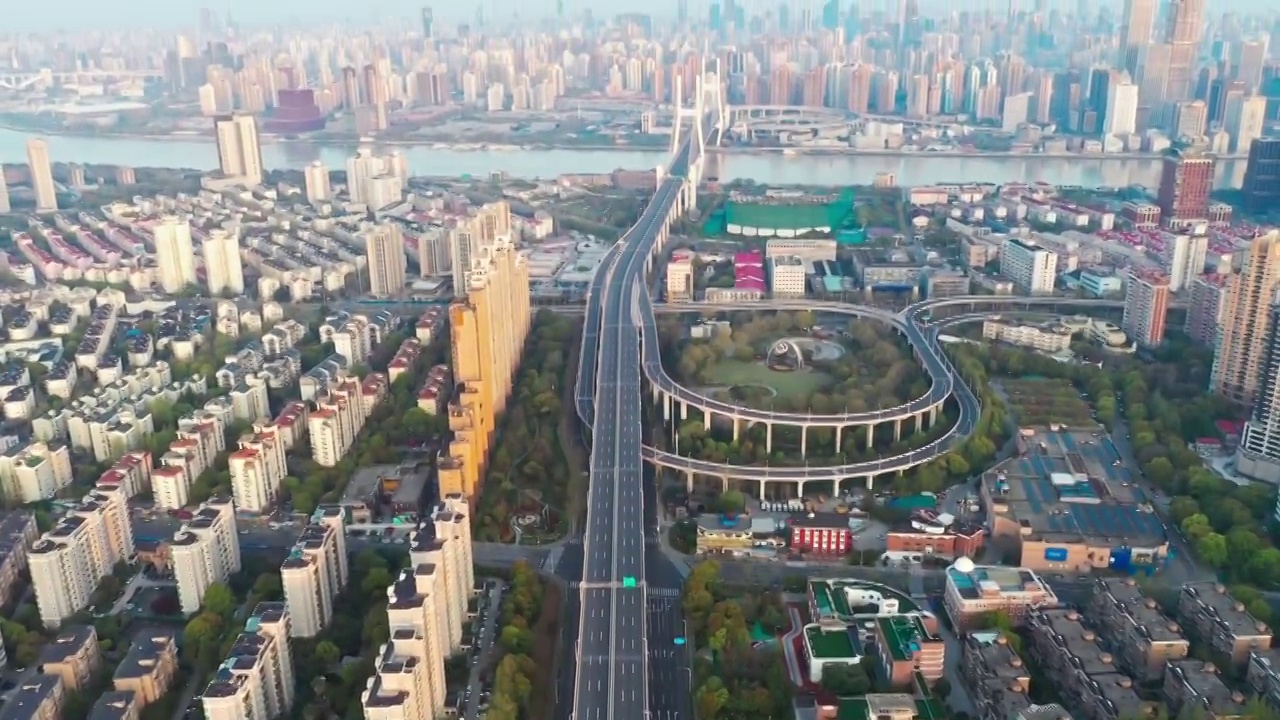 航拍上海封闭下的南浦大桥视频素材