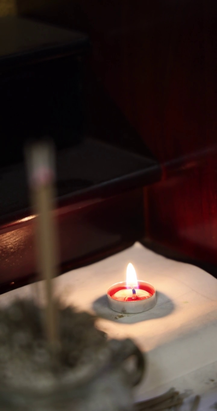 宗教信仰：清明节祭祖，在佛龛祖先位前焚香燃烛视频素材