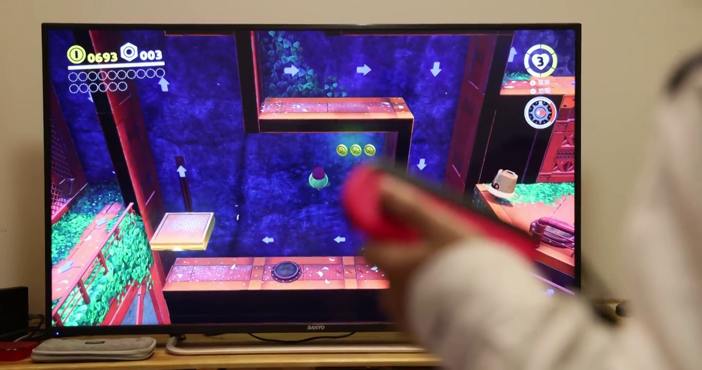 游戏娱乐：小孩使用无线体感手柄玩电视游戏视频素材