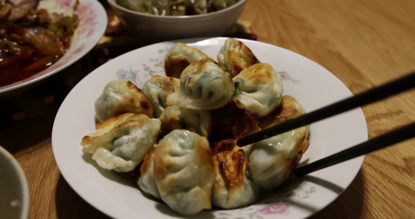 美食烹饪：平底锅油煎锅贴韭菜饺子视频素材