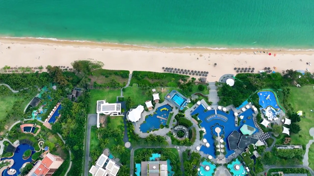 航拍三亚亚龙湾海边度假酒店视频素材