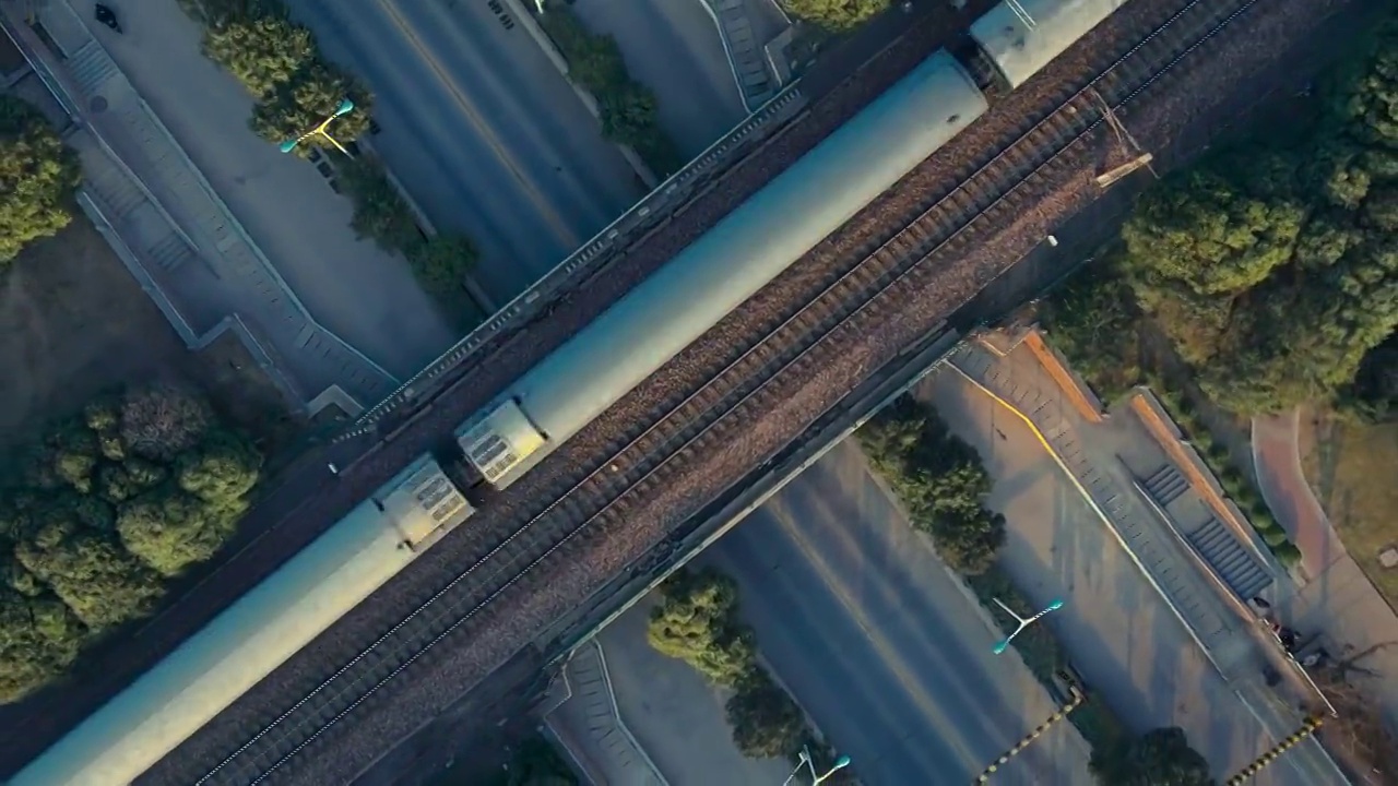 一列火车穿过公路上方的立交桥铁路视频素材