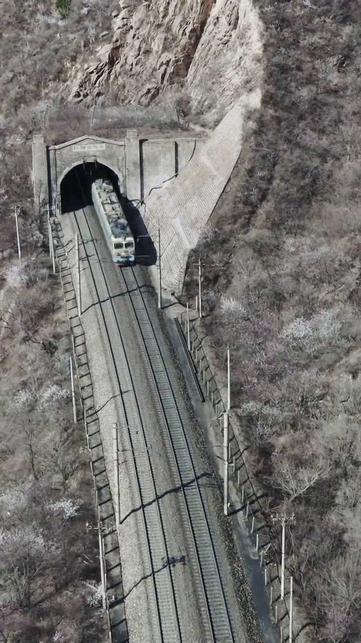 火车驶入隧道，春天的列车视频下载