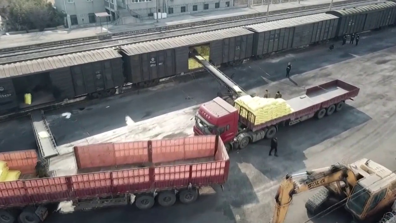 中国的粮食支援高铁运输多角度航拍（选编）视频素材