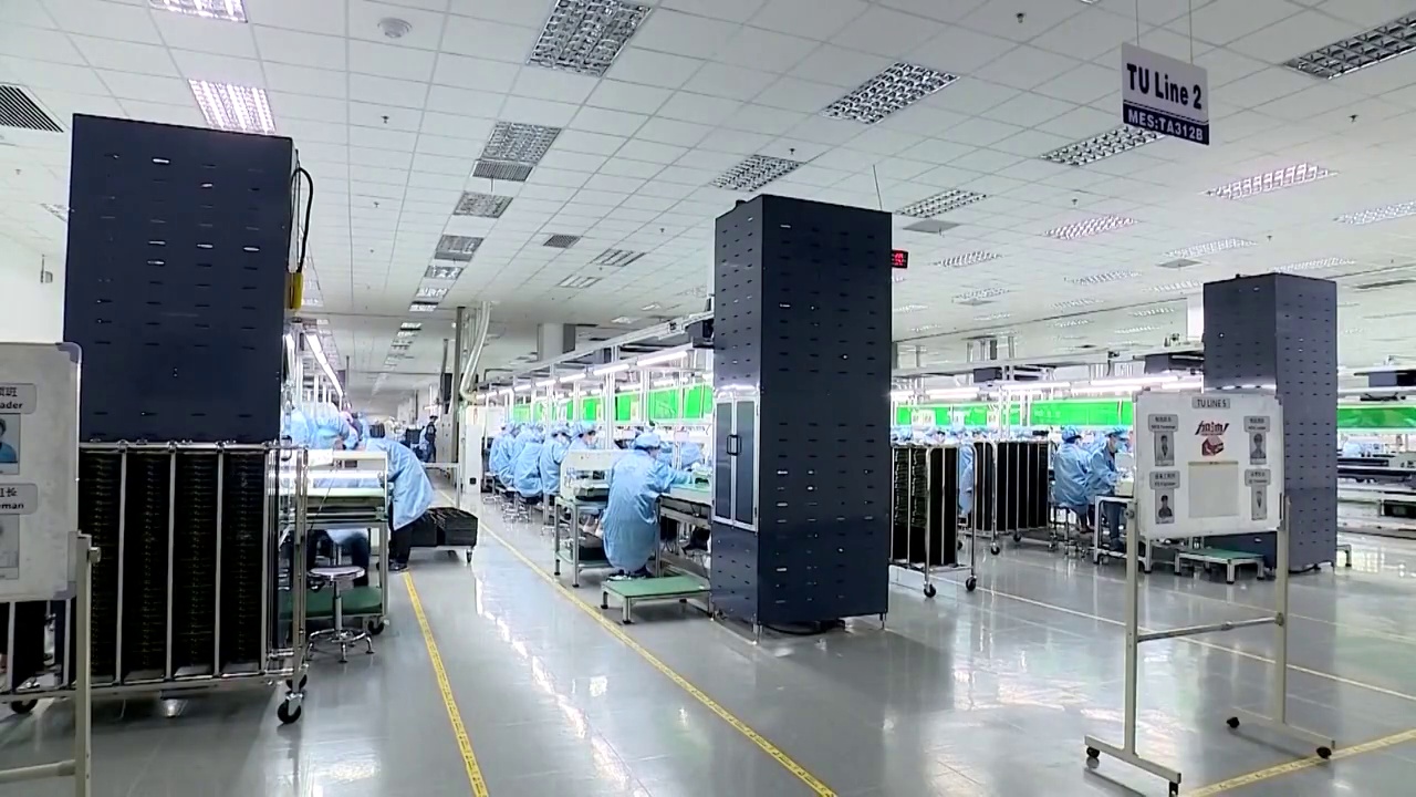中国工厂的高科技自动化流水线机械臂室内（选编）视频素材