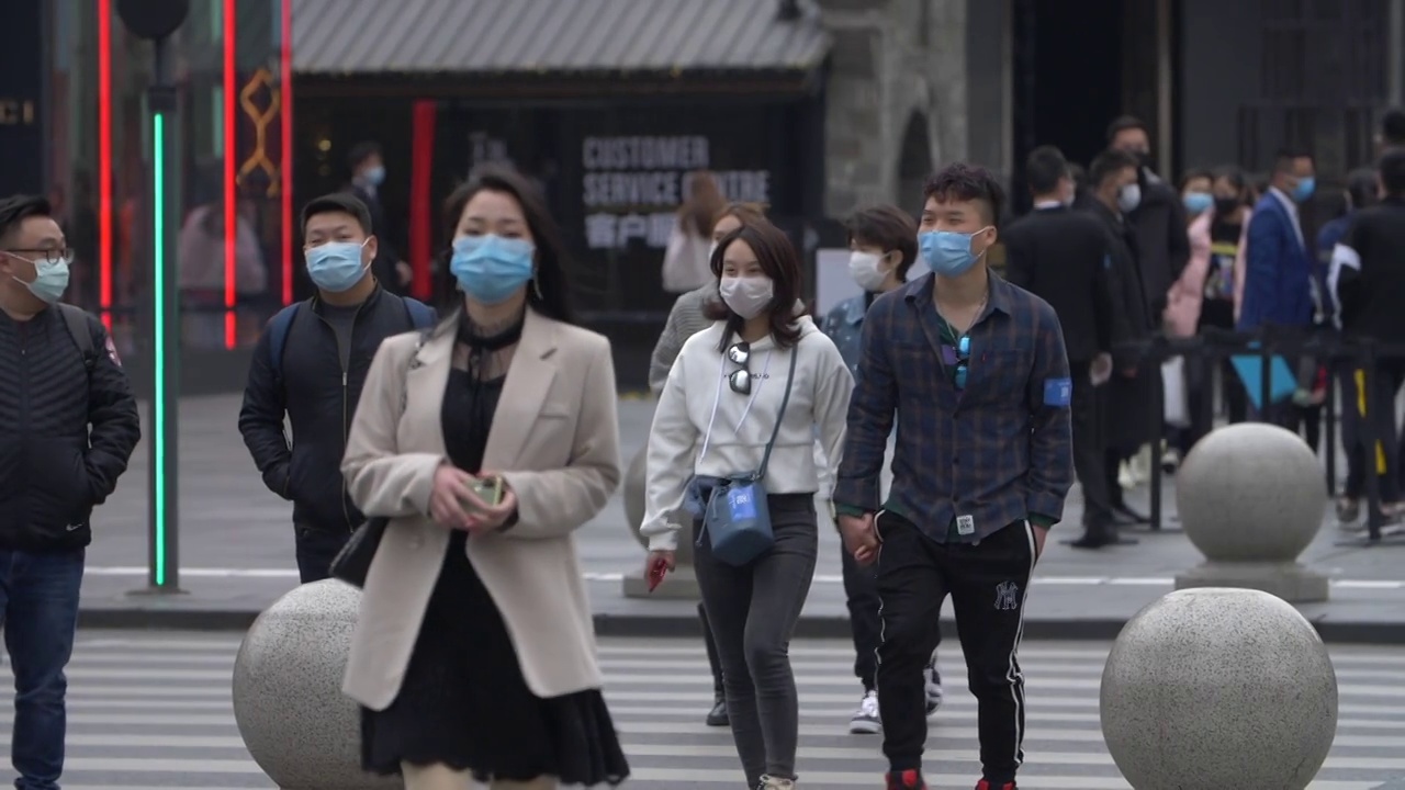 疫情期间成都街头行人戴着口罩慢镜头视频素材