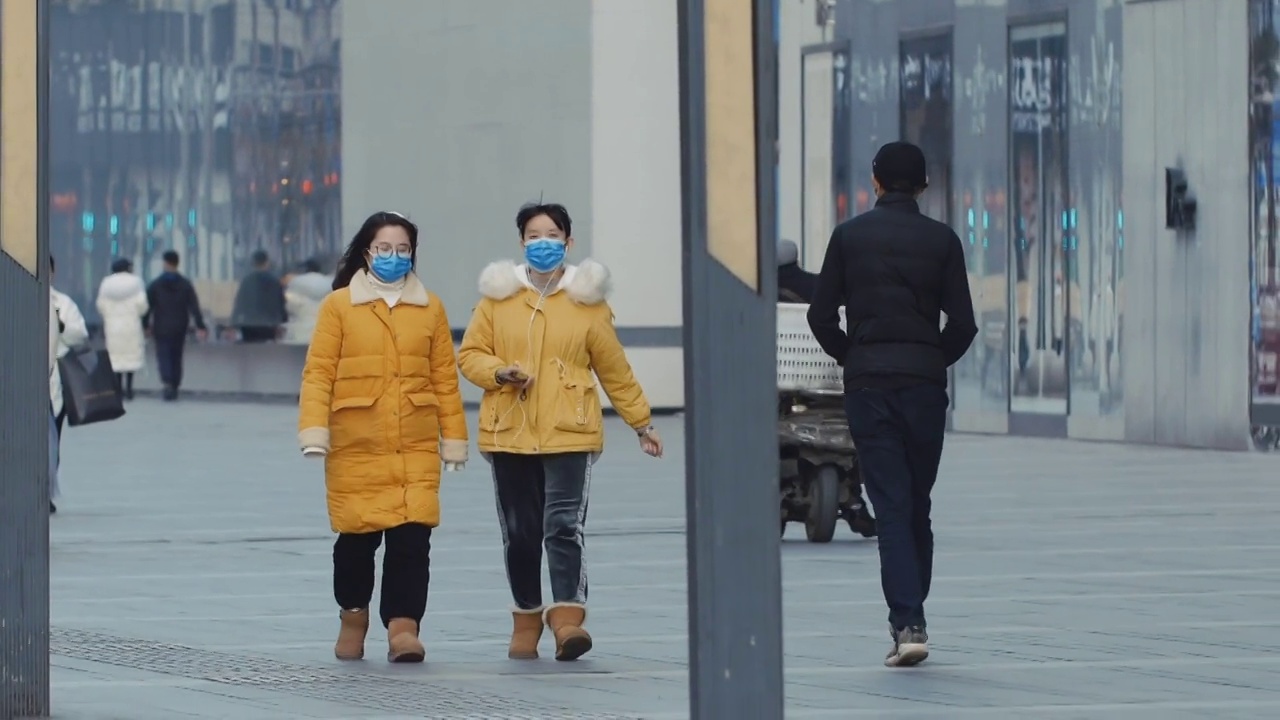 疫情期间成都街头行人戴着口罩慢镜头视频素材