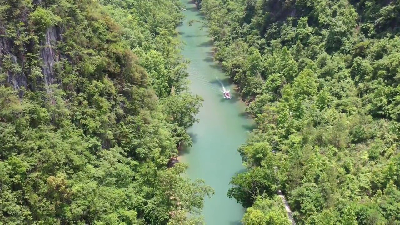 航拍贵州格凸河喀斯特地貌山谷河流游船自然风光视频素材