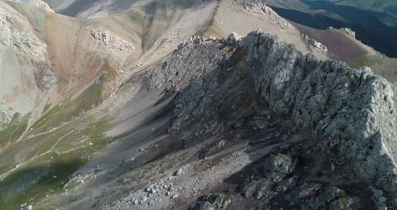 独库公路边的山地石头航拍视频素材