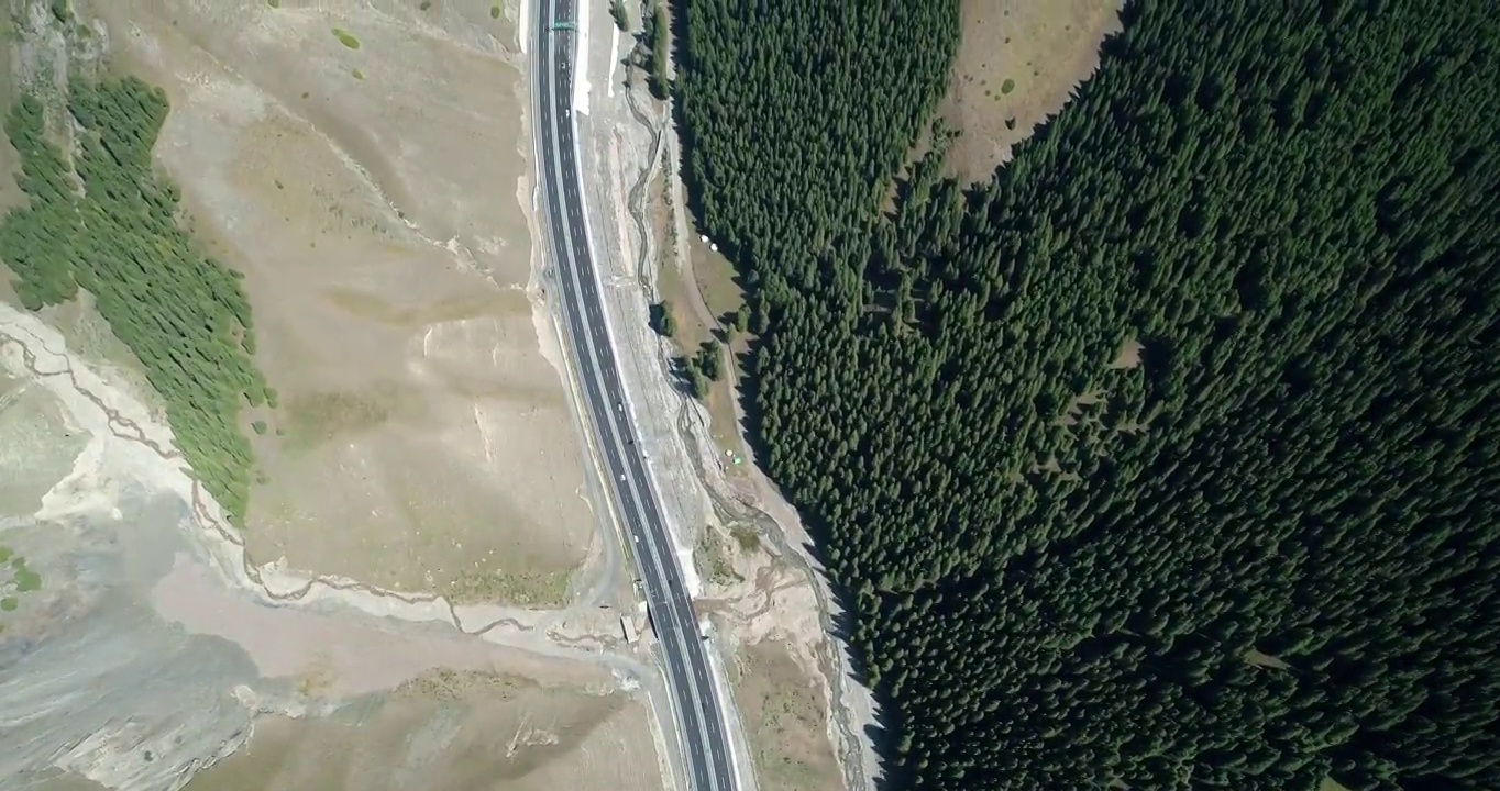 新疆独库公路的航拍视频素材
