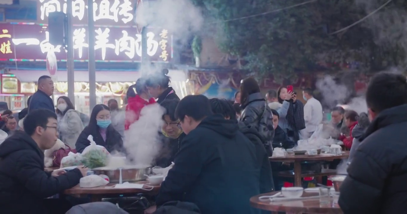 成都街头冬至晚上食客在羊肉汤锅店吃饭视频素材