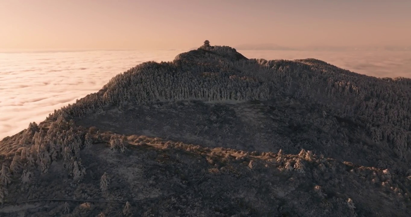 峨眉山金顶日出云海的航拍镜头视频素材