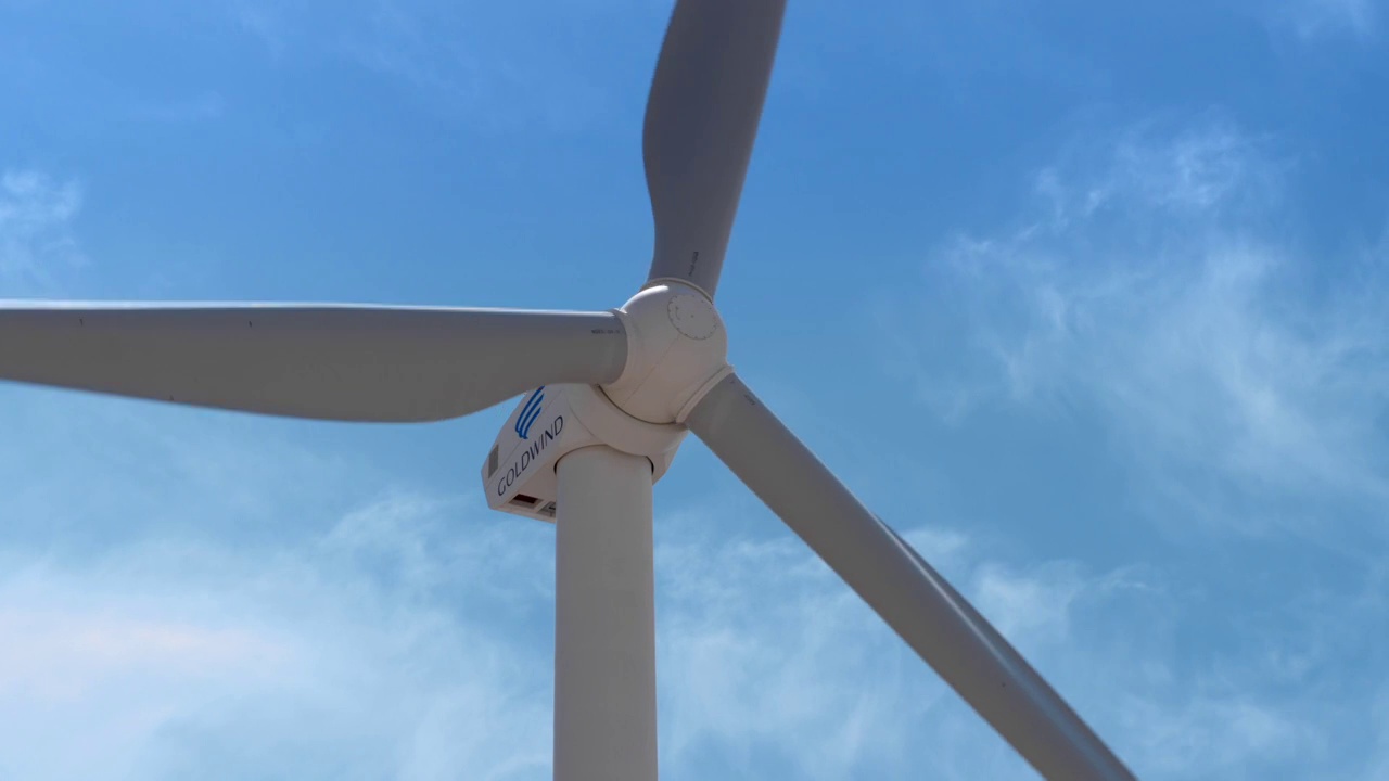 青海茫崖的风力涡轮机视频素材