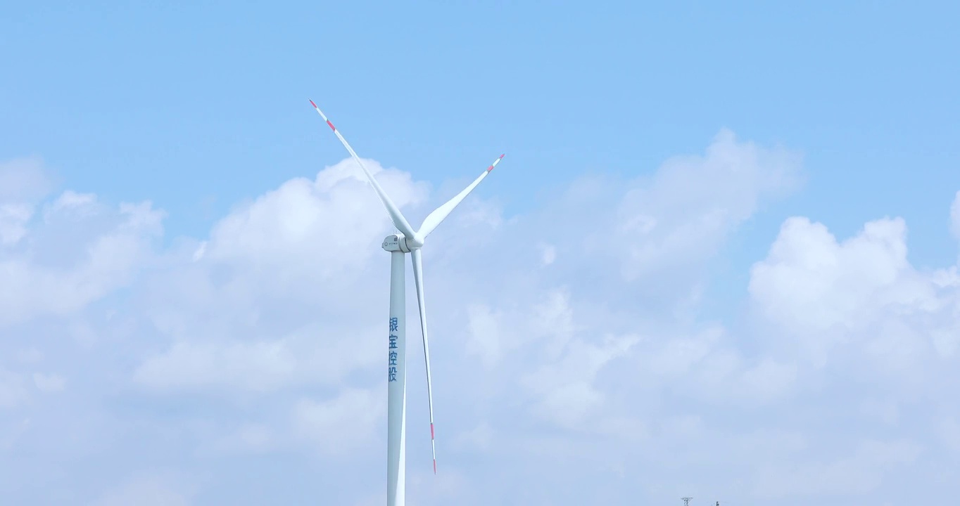 4K拍摄蓝天白云下运行的风力发电机素材视频素材