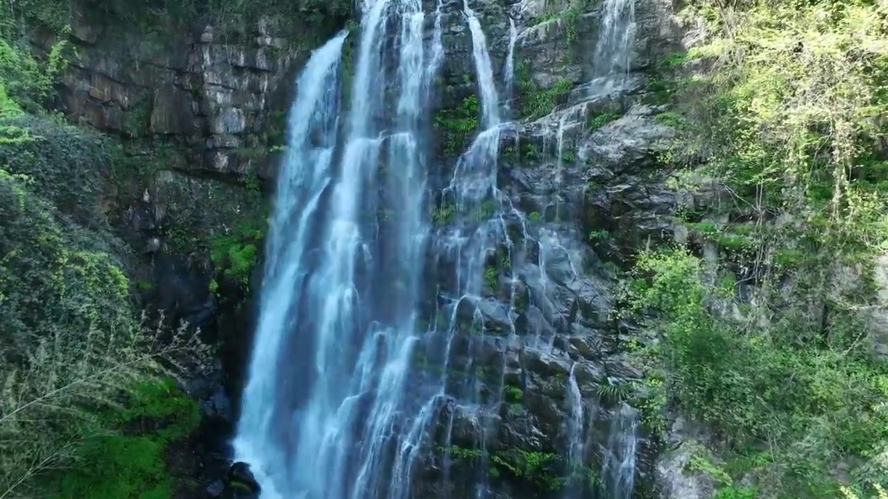 瀑布 自然 风光 流水 水 森林 峡谷 山谷 岩石 宁静 地理 自驾游 旅游 目的地视频素材