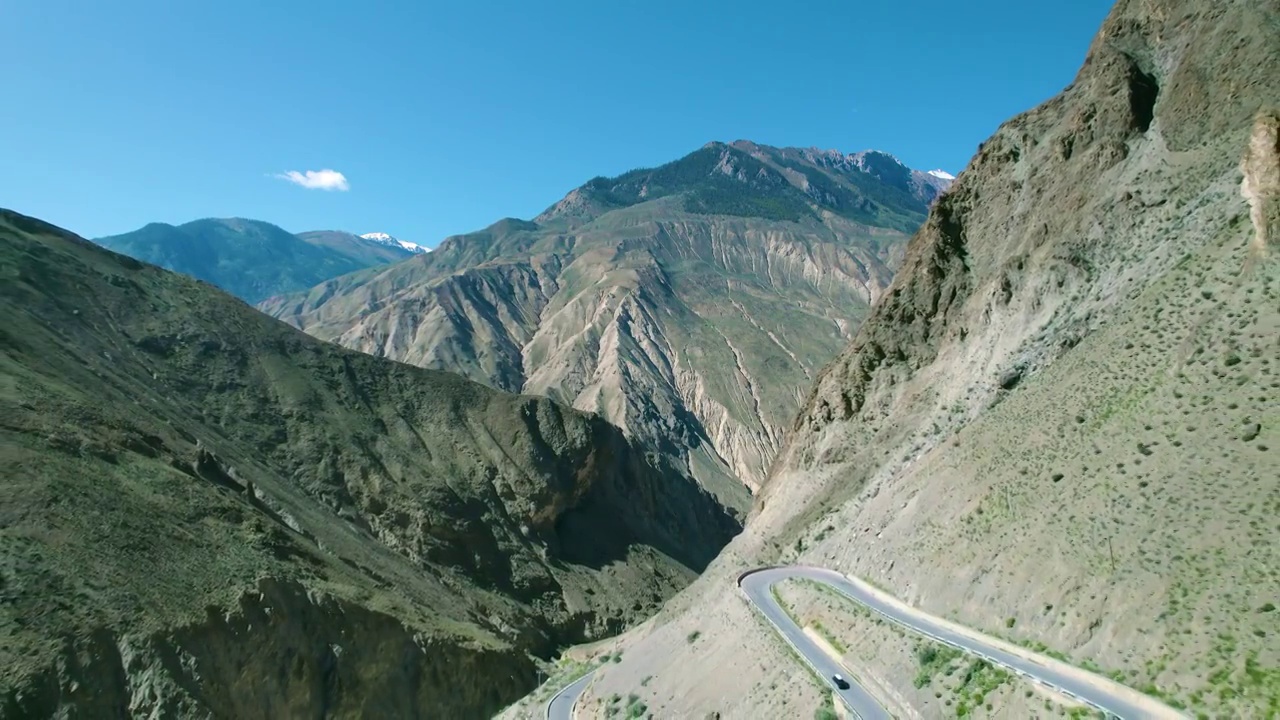 航拍西藏昌都怒江七十二拐山路航拍视频素材