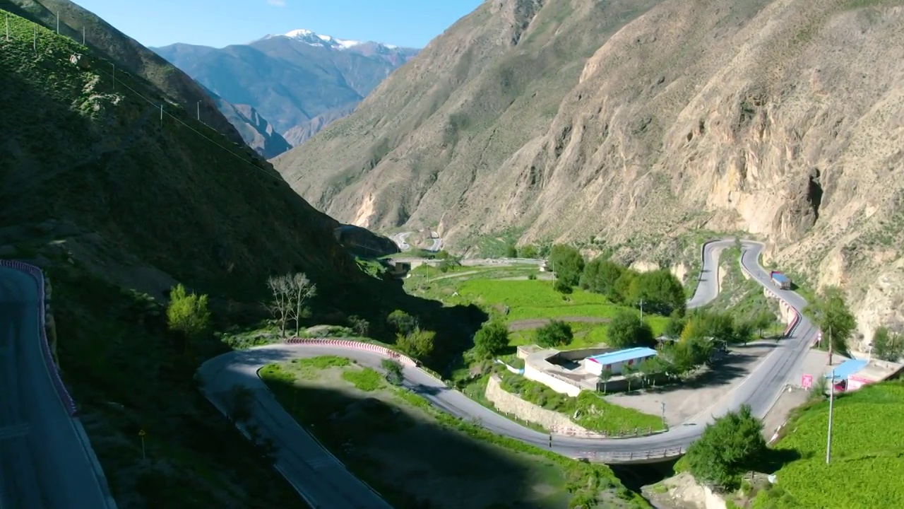 航拍西藏昌都怒江七十二拐山路航拍视频素材