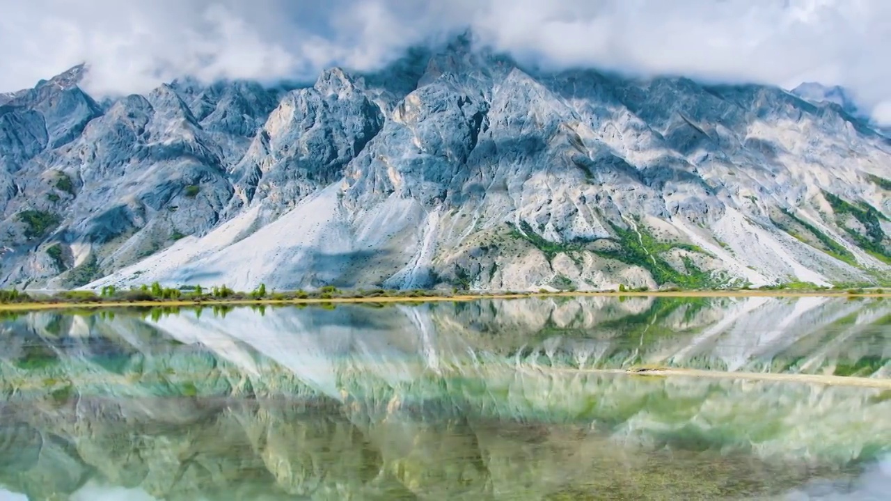 航拍西藏然乌湖高原湖泊倒影天空之镜航拍视频下载