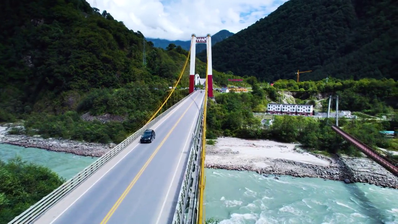 航拍西藏通麦特大桥视频素材