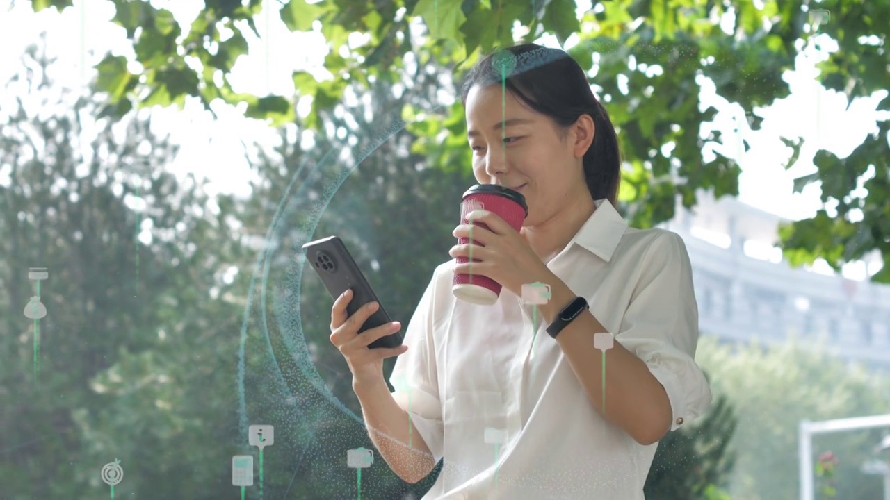 亚洲东方中国女性户外办公打电话玩手机视频素材