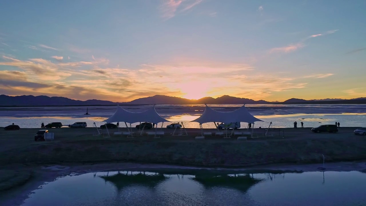 落日下的翡翠湖视频素材