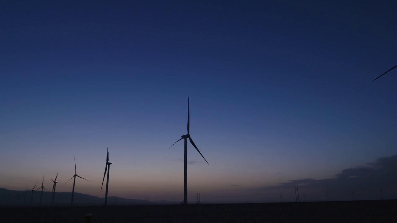 黎明前的大风车视频素材