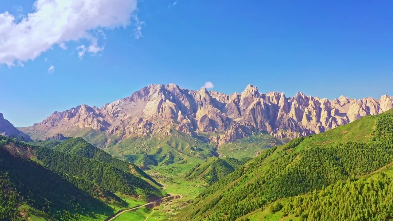 中国甘肃省青藏高原马牙雪山与草原蓝天航拍视频素材