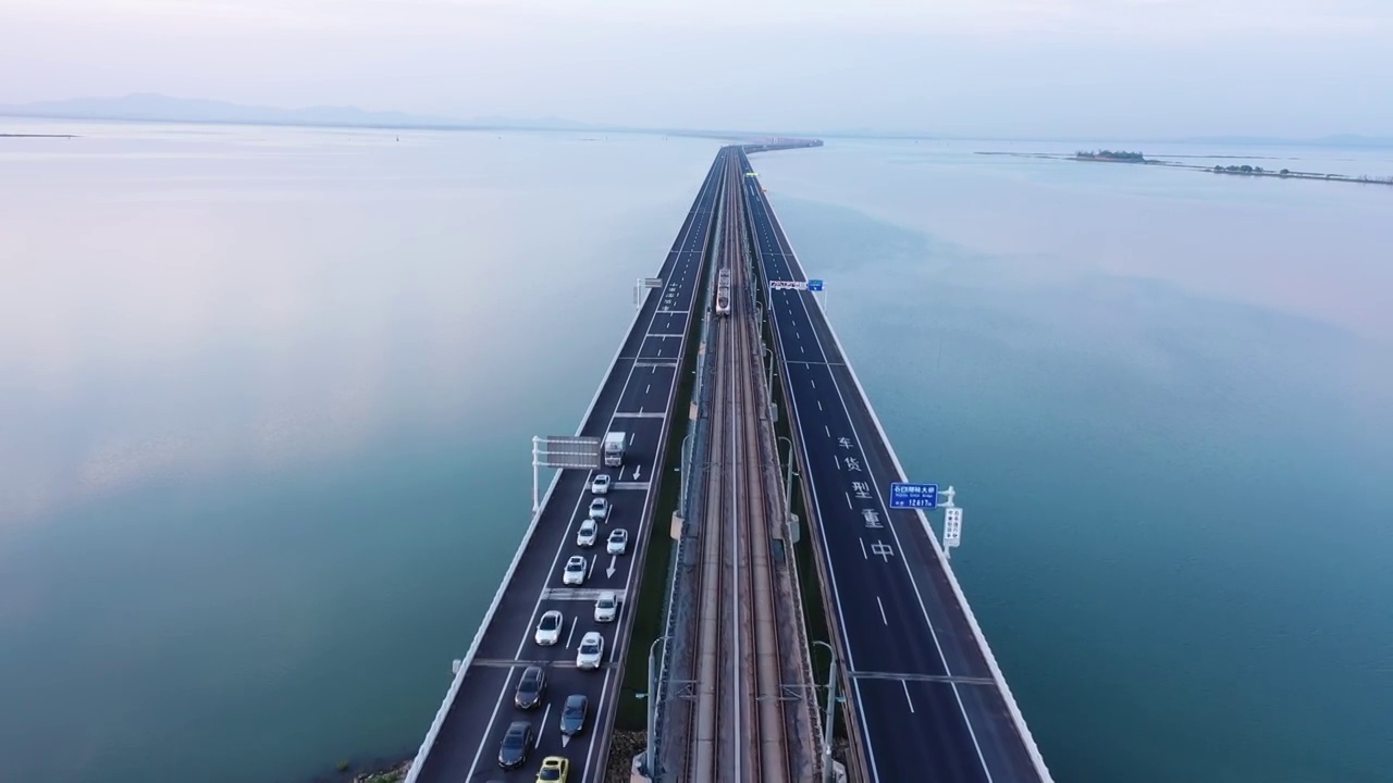 可以同时行驶车辆和地铁轨道交通的南京石臼湖特大桥视频素材